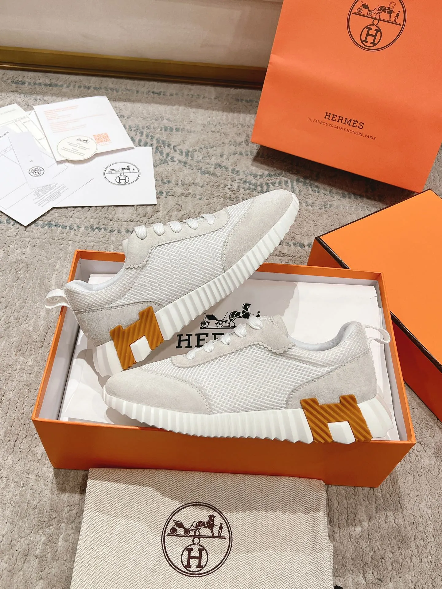 👟👟Ex-factory price 640👟👟 ‼ ️Top version 2024ss Hermès/Hermès new arrival in early autumn, casual shoes for couples👟Color-blocking design MM style, advanced fashion, simple and advanced, casual matching, very light and comfortable on the feet 🔘Upper: suede/cowhide 🔘Inner: sheepskin 🔘Outsole: original PU foam molding outsole 🔘Number of sizes: Women’s size 35-42 (40.41.42, custom made, non-refundable) Men’s size 39-46 (45.46, custom made, non-refundable) 🎁Original exquisite packaging